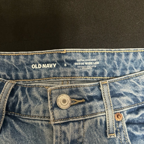 Old Navy Sky-High Wide-Leg Jeans in Light Blue - Picture 2 of 3